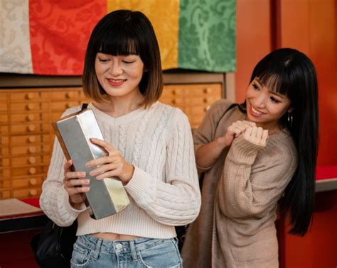 Hübsche Asiatische Mädchen Die Zusammen Lachen Kostenlose Foto