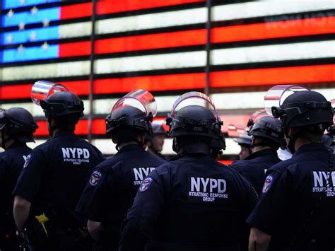 New York Riot Police Launch Pre Dawn Raid To Clear Occupy City Hall