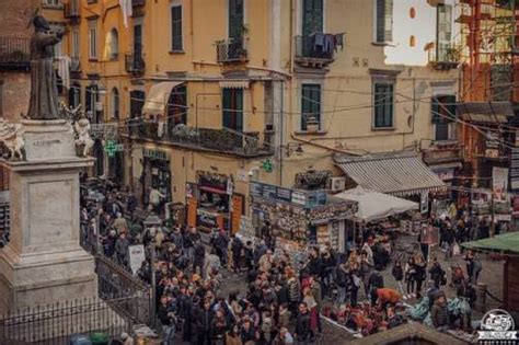 Obelisco di san gaetano is located in a rather confined space, but it has a bit of history behind it. Napoli sotterranea, Piazza San Gaetano - L'arca di noi 3