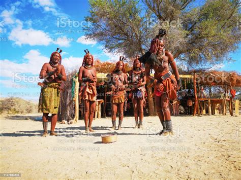 Groep Jonge Himba Vrouwen Dansen In De Voorkant Van Het Dorp Marktkraam