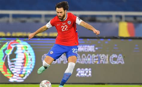 In december 2016, he signed with nottingham forest, with whom he made his professional debut in 2017. Ben Brereton Díaz surge como titularísimo de Chile frente ...