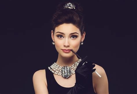 Последние твиты от audrey hepburn (@audreyhepburn). Elegance Audrey Hepburn robe cocktail by Mademoiselle M ...