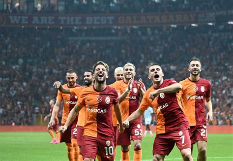 Galatasaraylılar çok üzülecek Yıldız futbolcunun eşi ayrılığı resmen