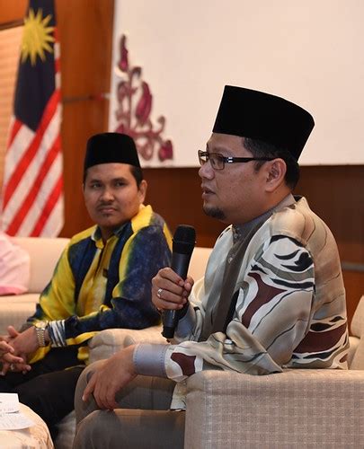 Tajuk yang menarik, sekiranya sahabat2 ada soalan, bolehlah dikemukakan di sini. 20.08.2015.CERAMAH BULANAN BERSAMA YBHG DATO' USTAZ BADLIS ...