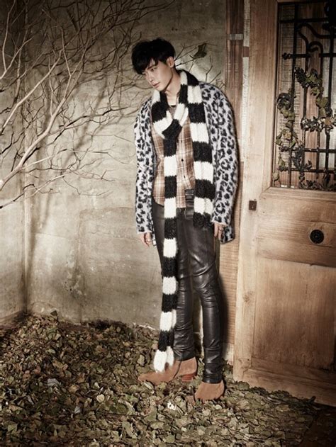 From plaid shirts to leather jacket, lee jong suk perfectly managed every item, and his model body. Lee Jong Suk Graces The Pages of Vogue Korea Magazine ...
