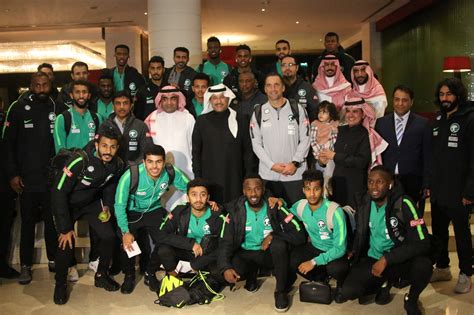 كشف رئيس الاتحاد السعودي لكرة القدم، عادل بن محمد عزت، عن التميمة الخاصة بالاتحاد أما ارتدائه لزي المنتخب السعودي والذي يحمل الرقم «واحد» فيعبر عن تطلع المنتخب الدائم إلى الصدارة، فيما وجود كرة القدم تحت قدميه فيرمز إلى الاستعداد التام والجهوزية الدائمة. بالصور.. سفير المملكة بالأردن يستقبل المنتخب الأول لكرة ...