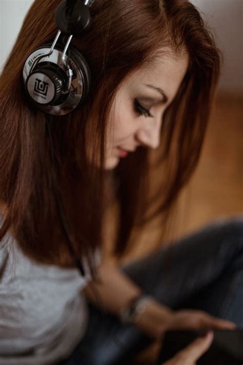 Kaboompics Beautiful Young Woman In Headphones Listening To Music