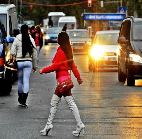 Armutsprostitution Frauen Verkaufen Körper Für Immer Weniger Geld Welt