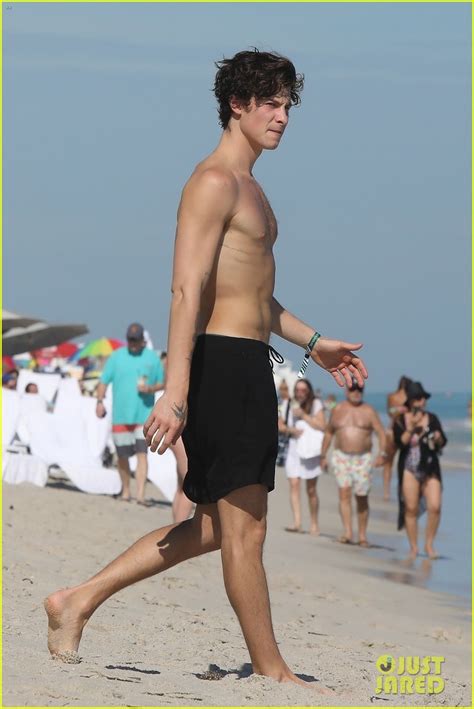 Photo Shawn Mendes Shows Off His Shirtless Bod At The Beach 32 Photo