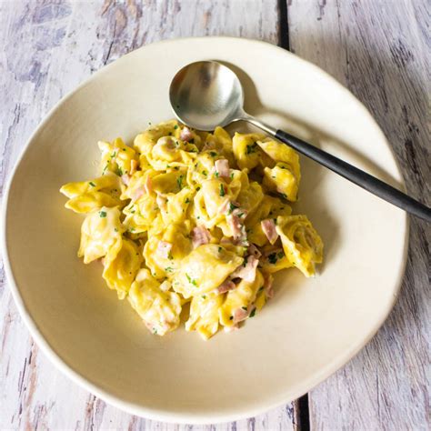 Rezepte nudeln passen dank ihrer leichten zubereitung gut in den stressigen alltag und zu jeder gelegenheit. Tortellini in Schinken Sahne Sauce - Lecker muss es sein!