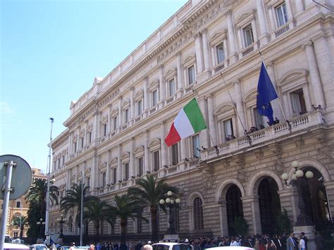 Il 29 maggio banca d'italia ha presentata la propria relazione annuale sulla gestione e sulle attività dell'istituto per il 2019. Per i 7mila dipendenti della Banca d'Italia l'austerità è ...