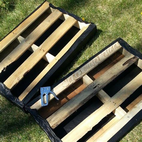 Not only is the soil fluffy and easy to work. How To Make A Weedless Raised Wood Pallet Garden Bed ...