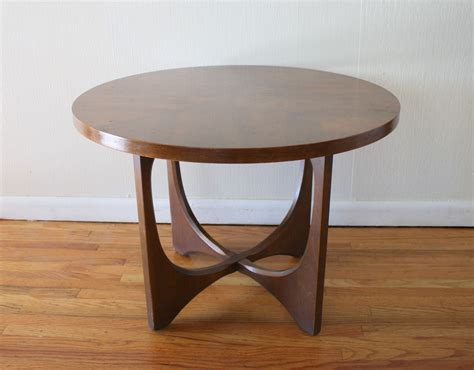 This end table features a classic style, so it will be the ideal piece to add a traditional focal point in your living space. broyhill brasilia round table 1 | Broyhill brasilia, Broyhill, End tables