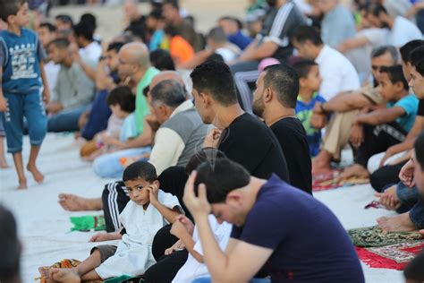 المئات يؤدون صلاة العيد في العراء بغزة فلسطين اليوم