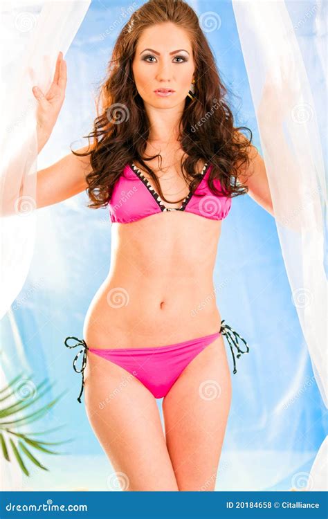 Fille Sensuelle Dans Le Bikini Rose Posant Sur La Plage Photo Stock Image Du Paume Frais