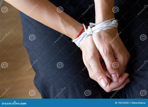 Женские связанные руки стоковое изображение изображение насчитывающей взорвать 75516555