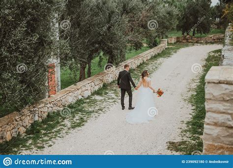 happy stylish smiling couple walking in tuscany italy on their wedding