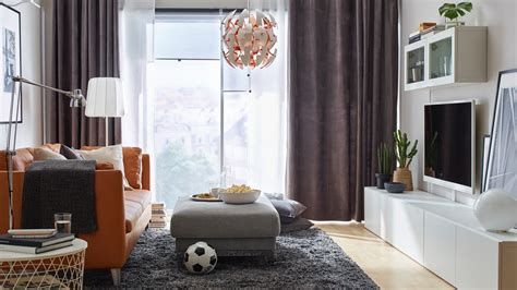 Untuk konsep minimalis, gunakan model sofa ramping dengan kaki yang tinggi sehingga ruang tamumu yang sempit akan terlihat lebih luas. Tips memilih lampu hias untuk ruang tamu | IKEA Indonesia