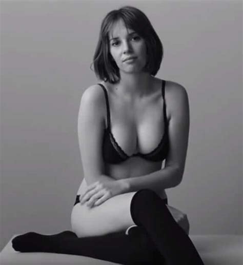 Hottest Maya Hawke Boobs Pictures Will Make You Hot Under You Collars The Viraler