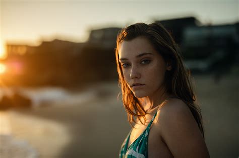 Women Women Outdoors Brunette Depth Of Field Face Blue Eyes Sunset Beach Portrait Freckles Jesse