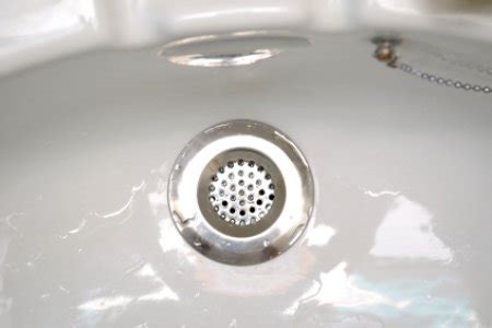 There are several variations when it comes to choosing a bathtub drain assembly. What You Need to Know When Unclogging Bathtub Drains ...