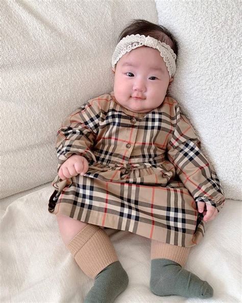 패션엔 한지혜 5개월 딸과 첫 가을 만끽남편이 찍어준 명품 모녀 커플룩