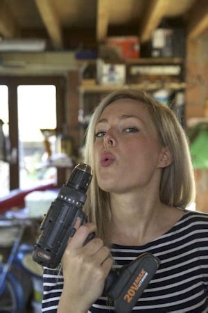 Katrien vanderlinden (34) zorgt in afwachting van de bouw van de eerste appartementen aan de 'zuidkaai', aan de voormalige terreinen van de electrabelsite, voor een streepje kleur in het nieuwe. Katrien Vanderlinden | Showbizzsite