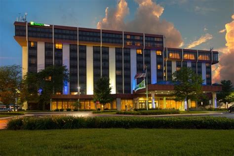 There's a snack bar/deli on site. Holiday Inn Express Chicago O'Hare (Rosemont, IL) - Hotel ...