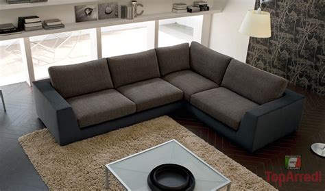 Se si è alla ricerca di un copridivano angolare che si adatti perfettamente al divano, senza creare pieghe né piccole imperfezioni, è meglio trovare una soluzione distinta per la struttura e per i singoli cuscini. Divano angolare in tessuto Relax