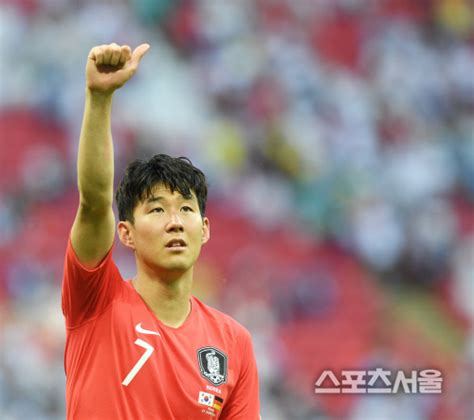 Football player for tottenham hotspur & south korea. 스포츠서울 - 손흥민, 계란 투척 논란에도 감사 인사 "행복한 6 ...