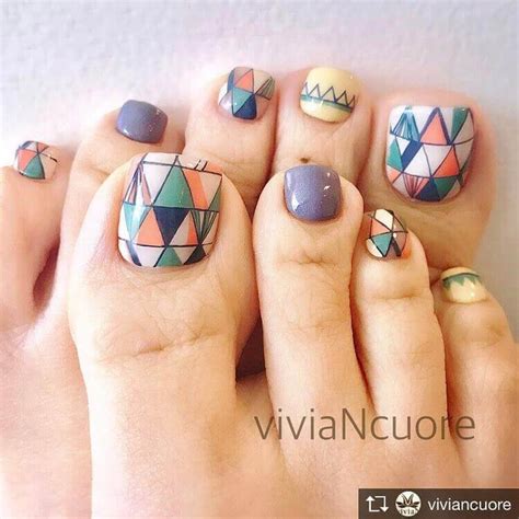 Uñas decoradas con flores uñas decoradas con esmaltes uñas decoradas hermosas decoraciones arte de uñas de pies. figuras geometricas en uñas del pie en 2020 | Arte de uñas ...