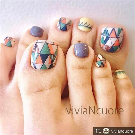 Ya estamos en el 2019 y con este nuevo año llegan todas las tendencias de moda que se van a usar en los próximos meses. figuras geometricas en uñas del pie en 2020 | Arte de uñas ...