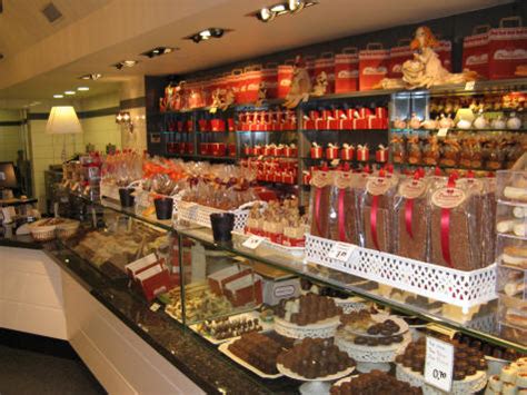 Belgian chocolate shop where you can buy cote dor chocolates, jacques callebaut, destrooper, delacre en lotus bakeries online. Enjoy Belgium Chocolates in Bruges!