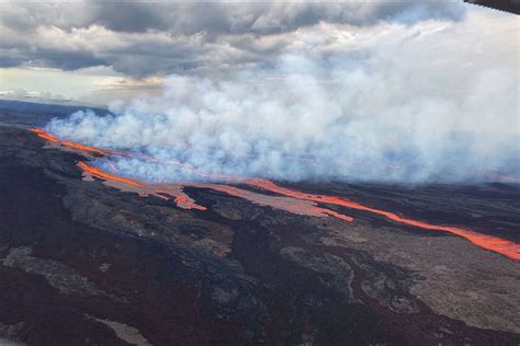 Mauna Loa Live Updates Images Show Lava Flow On Big Island