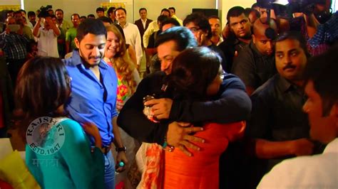 Salman Khan Meets His On Screen Mom Sanngto Aika Marathi Movie Reema Lagoo Youtube
