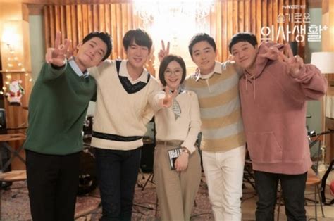 슬기로운 의사생활 우주네 가족에게 무슨 일이 생긴 걸까? '슬기로운 의사생활' 결말이 던진 밑밥…윤신혜, 유연석X신현빈 ...