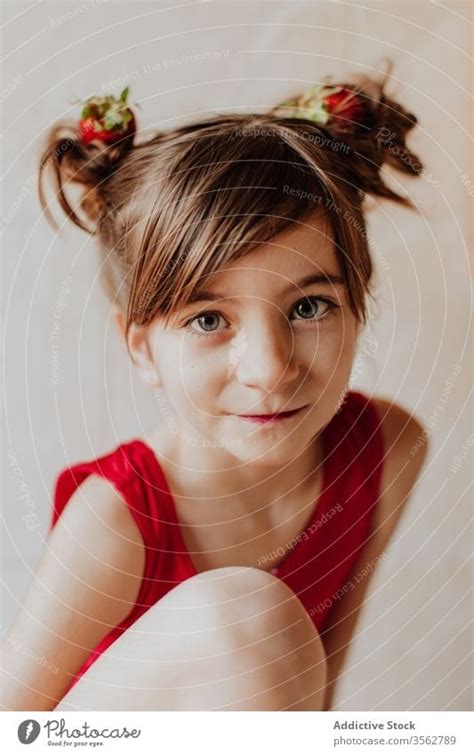 Süßes Mädchen Mit Erdbeeren Im Haar Ein Lizenzfreies Stock Foto Von Photocase
