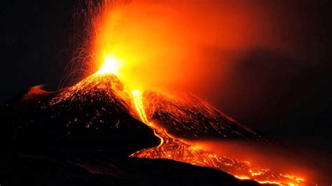 Tuesday's activity marked etna's second eruption this week alone, with tremors increasing in the early hours of monday before lava finally blasted from the volcano in the afternoon. Eruption de l'etna 2017 - YouTube