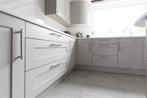 Shaker style kitchen doors never go out of fashion, trust us! Shaker Style Kitchen Door Knobs • Knobs Ideas Site