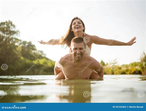 mężczyzna daje kobiety prosiątka przejażdżce na letnim dniu w jeziorze zdjęcie stock obraz
