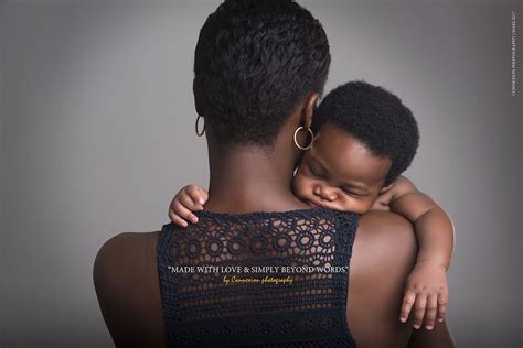 Maman Noire Et Son Bébé Sur Son épaule
