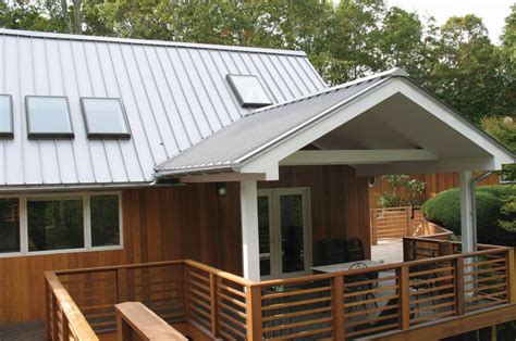 Standing Seam Metal Roofing Panel Minimizes Heat Retention