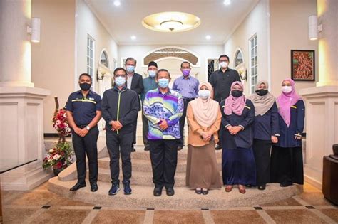 Check spelling or type a new query. Kunjungan hormat UiTM ke kediaman rasmi Menteri Besar ...