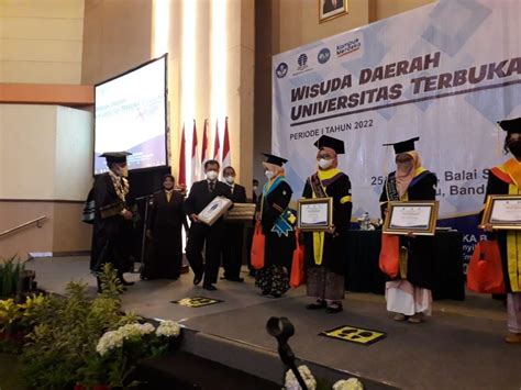 Ika Ut Bandung Penyerahan Hadiah Bagi Wisudawan Terbaik Alumni Ut