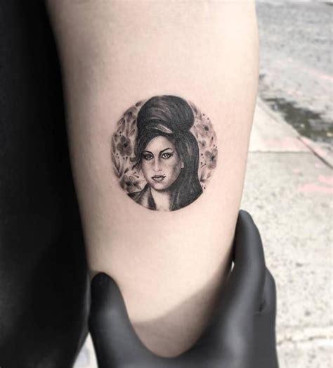 Amy Winehouse Circle Portrait Tattoo Tatuajes De Amy Winehouse Tatuaje Circular Tatuajes De
