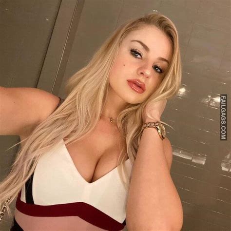 These Hot Girls Just Can T Stop Taking Sexy Selfies Photos