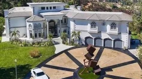 Youtuber jake paul has been accused of sexual assaultin a new video, tiktoker justine paradise jake paul denies sexual assault accusation by saying he's a 'momma's boy'i most certainly have. Jake Paul Says He's Bet The Team 10 House On Boxing Match ...
