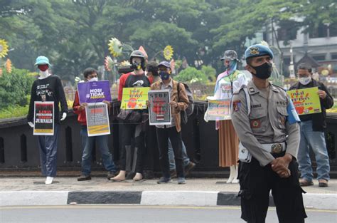Protes Aksi Jurnalis Malang Terkait Pengamanan Aksi Demo Tolak Omnibus Law Uu Cipta Kerja
