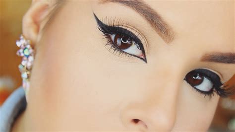 How To Winged Eyeliner For Beginners Youtube