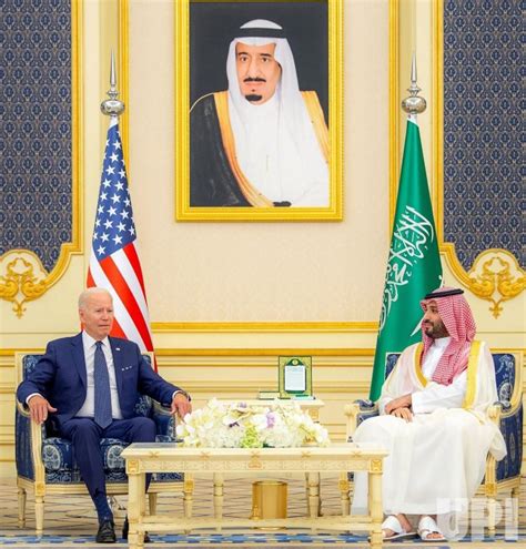 Photo Saudi Arabias King Salman Bin Abdulaziz Receiving Us President